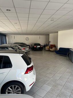 Veľká servisná hala s rozlohou 700 m², predajňa áut a showro