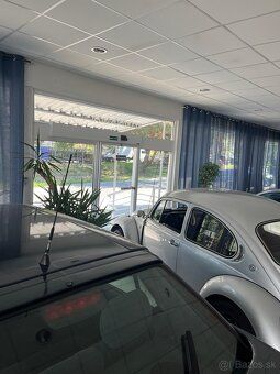Veľká servisná hala s rozlohou 700 m², predajňa áut a showro