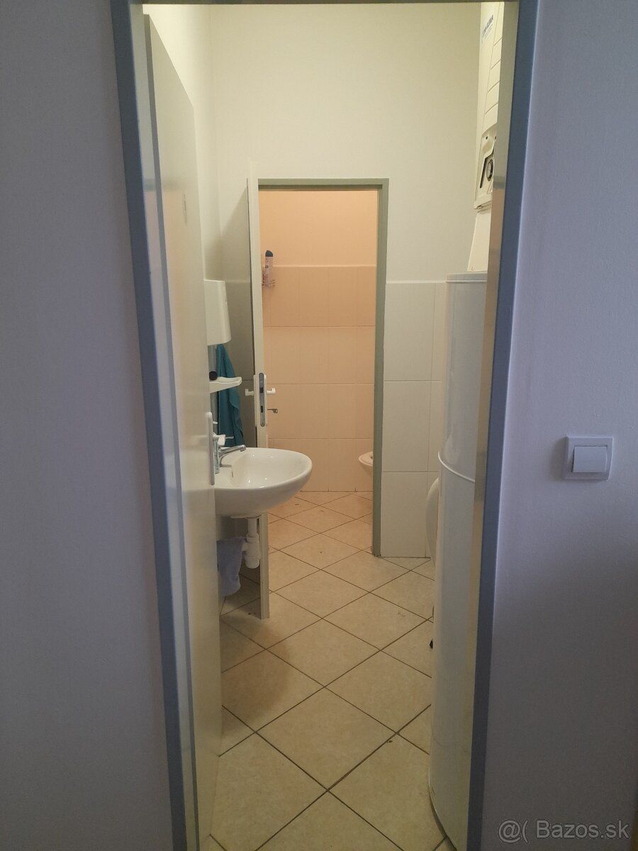 Ponúkame Vám na prenájom obchodno - kancelárske priestory v 