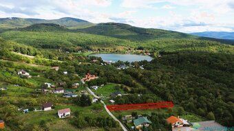 Ponúkame na predaj svahovitý pozemok s prístupom z oboch str
