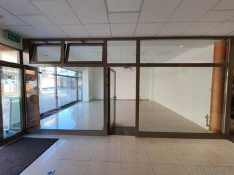Ponúkame na prenájom dva svetlé moderné komerčné priestory s