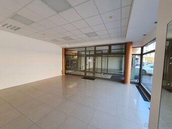 Ponúkame na prenájom dva svetlé moderné komerčné priestory s
