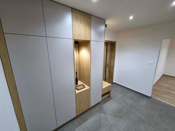 VEĽKÝ 2-IZBOVÝ BYT 70 m² S BALKÓNOM – NEZÁBUDKOVÁ ULICA, KOM