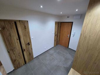 VEĽKÝ 2-IZBOVÝ BYT 70 m² S BALKÓNOM – NEZÁBUDKOVÁ ULICA, KOM
