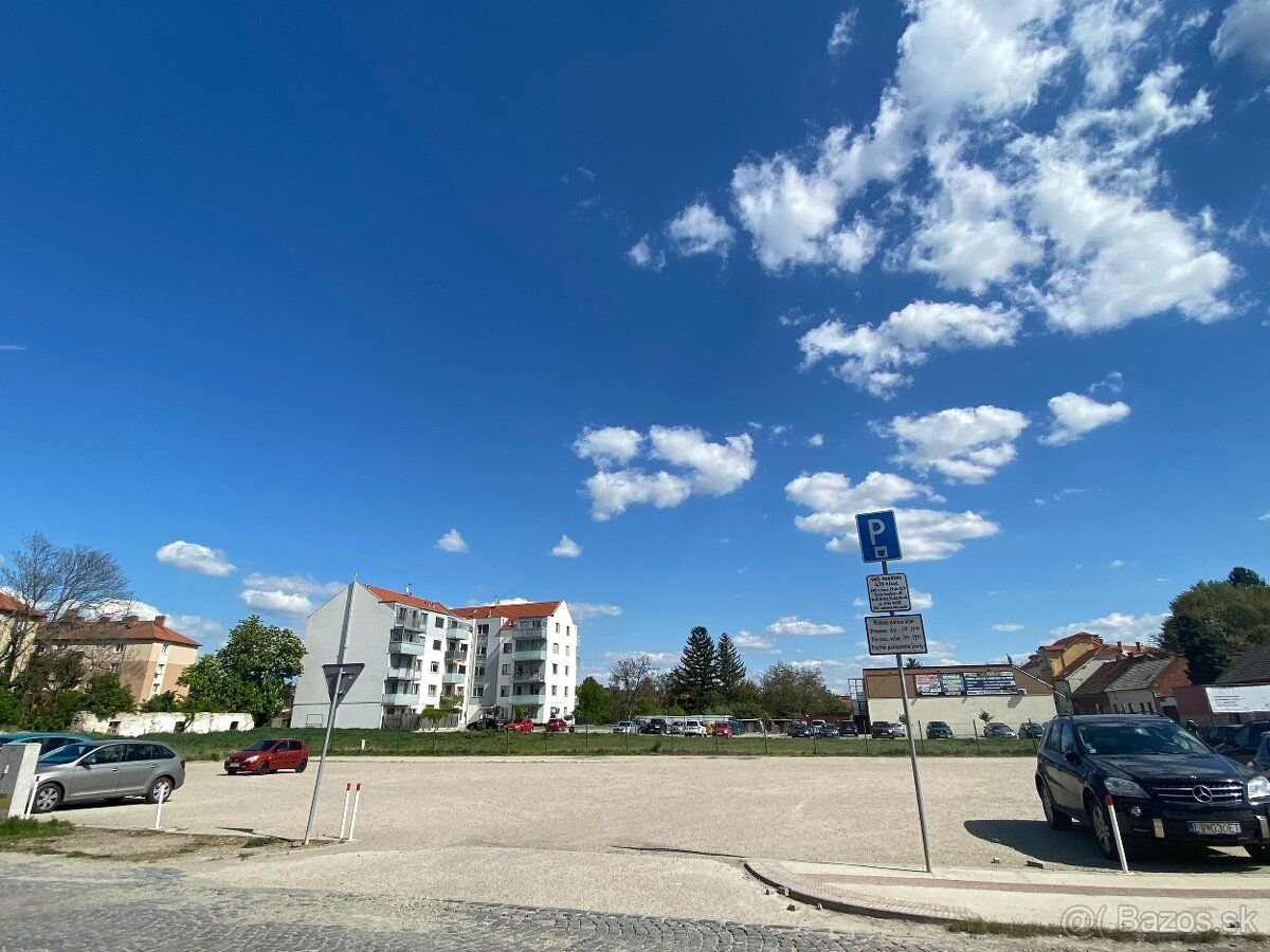 Ponúkame na predaj pozemok v centre mesta Levice, vhodný na 