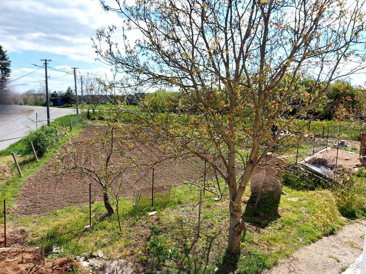 Ponúkame Vám na predaj rovinatý stavebný pozemok o celkovej 