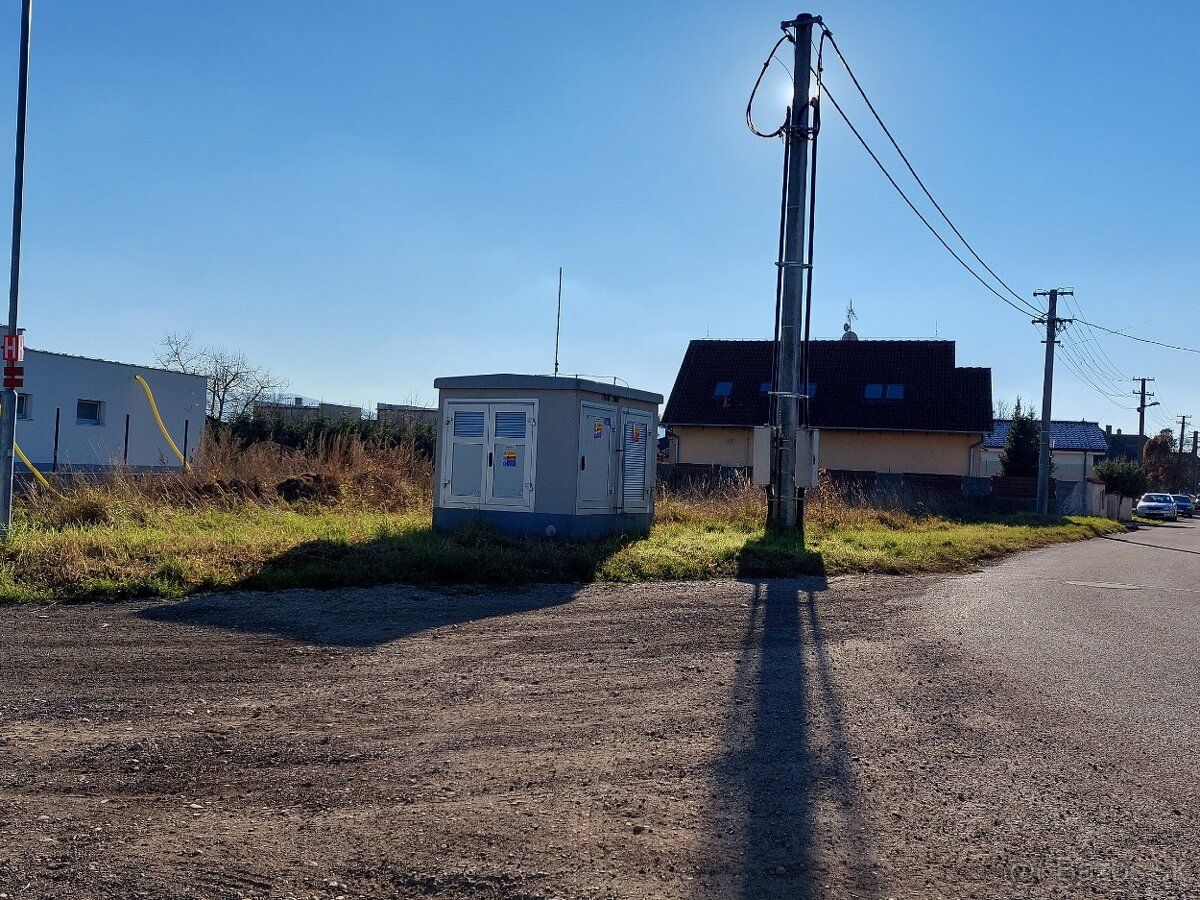 Ponúkame na predaj rovinatý a slnečný pozemok v obci Opatovc