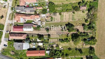 Rozľahlý slnečný pozemok o výmere 1241m2 ktorý ponúka množst