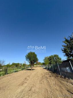 Rozľahlý slnečný pozemok o výmere 1241m2 ktorý ponúka množst
