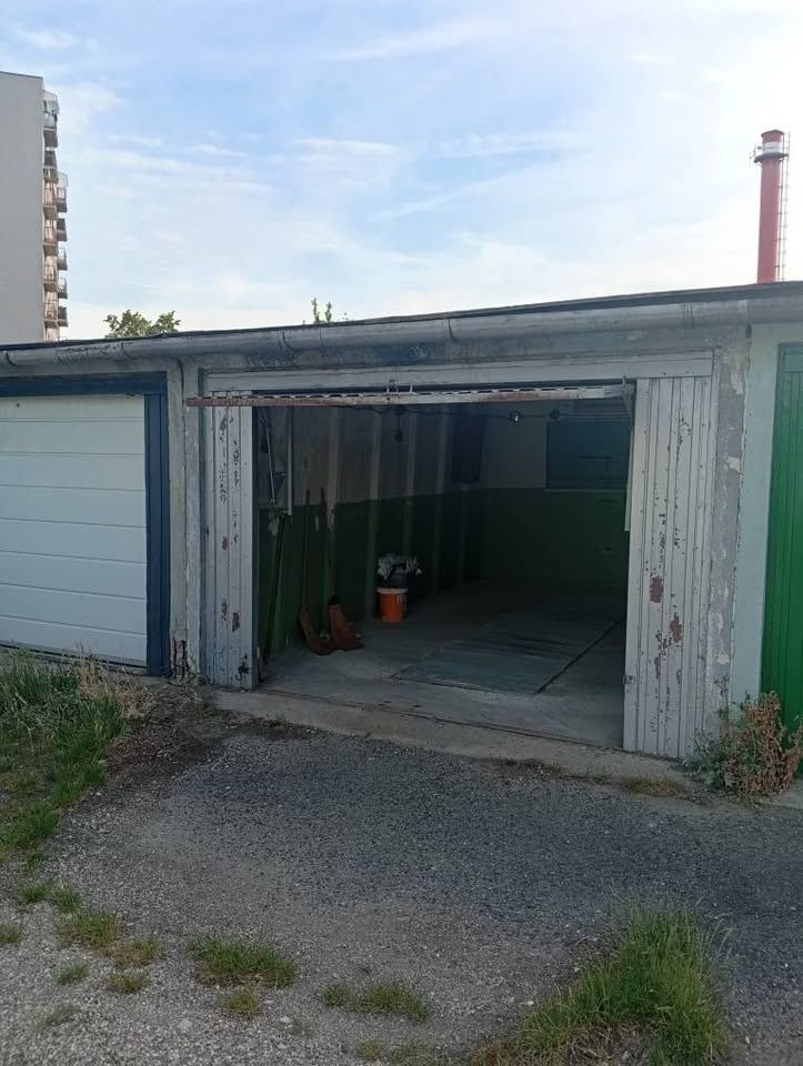 Garáž má výmeru 18m², je v osobnom vlastníctve a bez akýchko