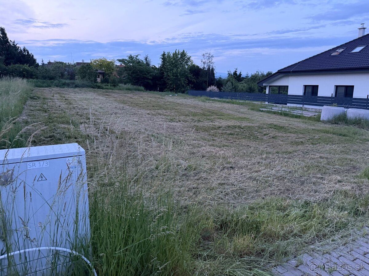 Predám stavebný pozemok v obci Beniakovce rozloha 950m2 elek