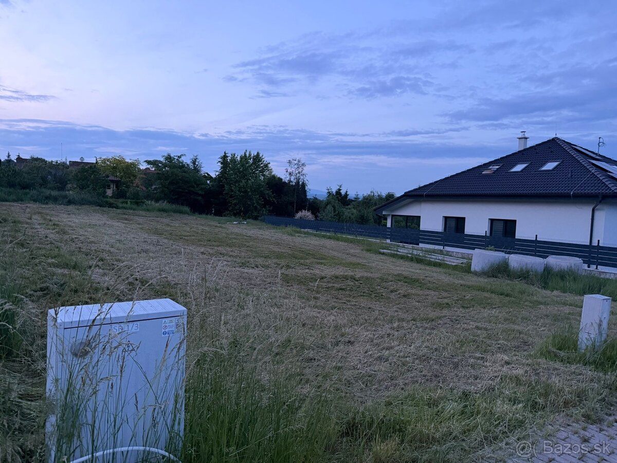 Predám stavebný pozemok v obci Beniakovce rozloha 950m2 elek