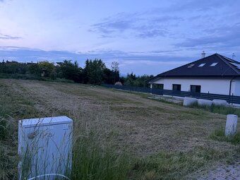 Predám stavebný pozemok v obci Beniakovce rozloha 950m2 elek