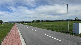 Ponúkame na predaj stavebné pozemky na okraji obce Láb. Proj