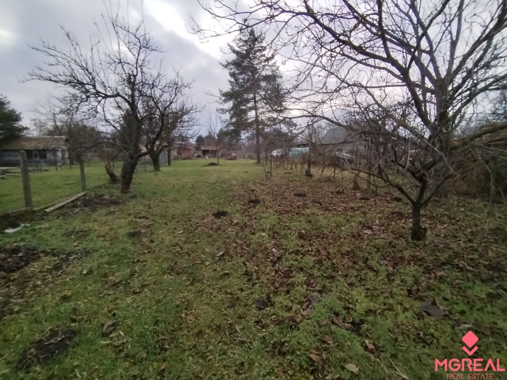 Ponúkam na predaj priestranný pozemok s vidieckou chalupou n