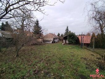 Ponúkam na predaj priestranný pozemok s vidieckou chalupou n