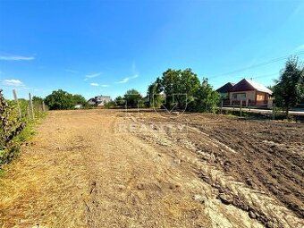 Ponúkame na predaj pekný široký stavebný pozemok s celkovou 