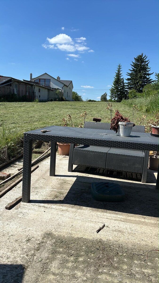 Stavebny pozemok,všetky inžinierske siete,pripravený na vyst