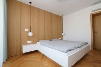 EXKLUZÍVNY PENTHOUSE S TERASOU OKOLO CELÉHO BYTU A VÝHĽADMI 
