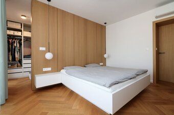 EXKLUZÍVNY PENTHOUSE S TERASOU OKOLO CELÉHO BYTU A VÝHĽADMI 