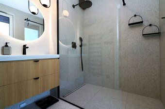 EXKLUZÍVNY PENTHOUSE S TERASOU OKOLO CELÉHO BYTU A VÝHĽADMI 