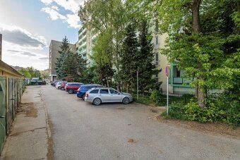 Ponúkame na predaj priestranný tehlový 1-izbový byt na ulici
