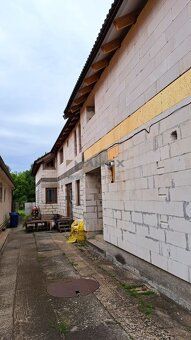 Táto stavba svojou veľkorysou úžitkovou plochou (2x cca 250 