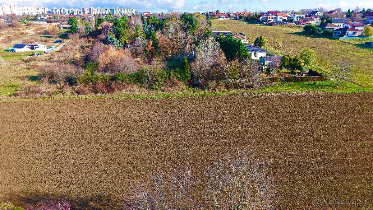 Popis nehnuteľnosti Ponúkam na predaj investičný pozemok s r
