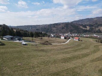 Ponúkame na predaj slnečný stavebný pozemok s panoramatickým