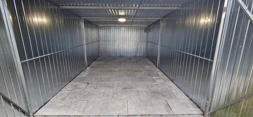 Ponúkam na prenájom garáže o výmere 15m2. Oplotený areál, Vo