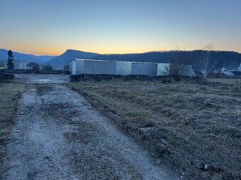 Ponúkam na prenájom garáže o výmere 15m2. Oplotený areál, Vo
