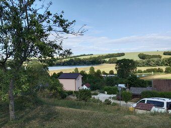 Pozemok s chatkou a výhľadom na Kunovskú priehradu – 520 m²
