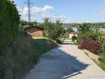 Pozemok s chatkou a výhľadom na Kunovskú priehradu – 520 m²
