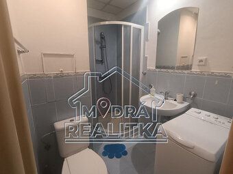 Zariadená garsónka sa nachádza na prízemí tehlovej bytovky o