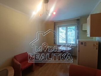Zariadená garsónka sa nachádza na prízemí tehlovej bytovky o