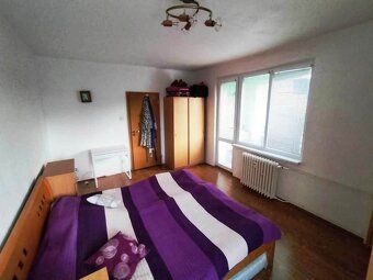 EXLUZÍVNE Ponúkame na predaj priestranný 3-izbový tehlový by