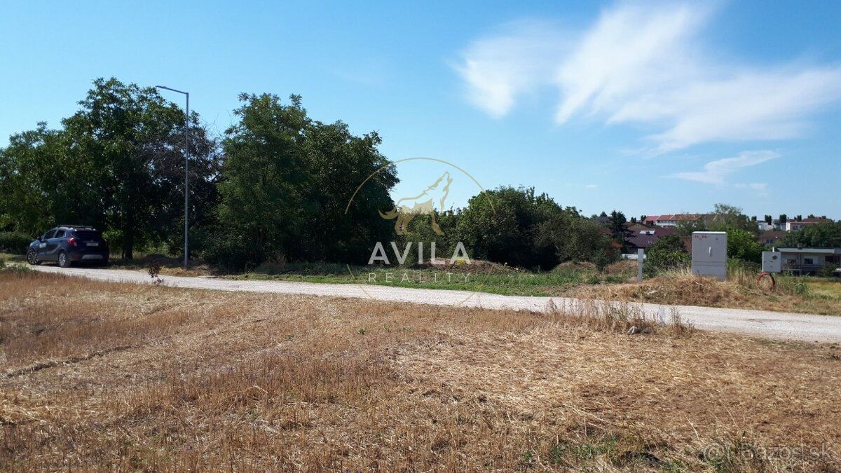 Predám pozemok o výmere 1284m2-šírka pozemku je 13m- pozemok