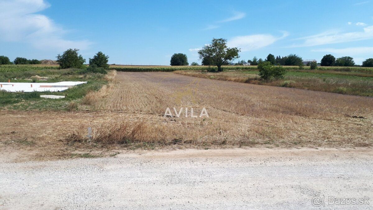 Predám pozemok o výmere 1284m2-šírka pozemku je 13m- pozemok