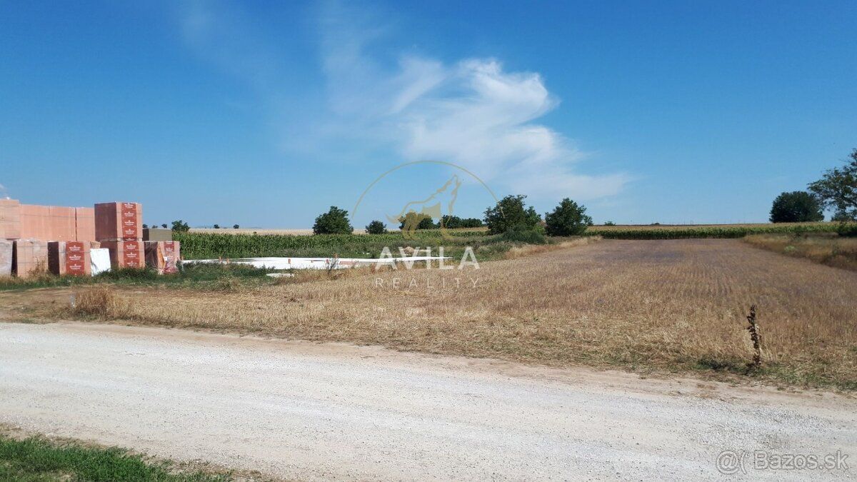 Predám pozemok o výmere 1284m2-šírka pozemku je 13m- pozemok