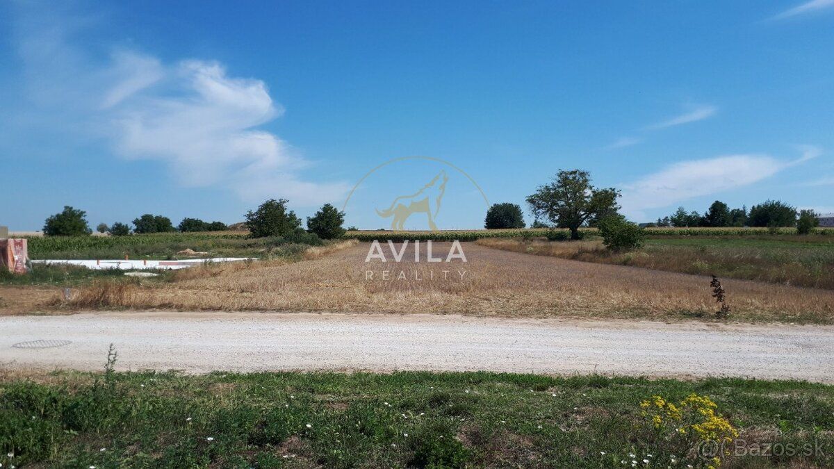 Predám pozemok o výmere 1284m2-šírka pozemku je 13m- pozemok
