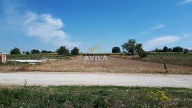 Predám pozemok o výmere 1284m2-šírka pozemku je 13m- pozemok