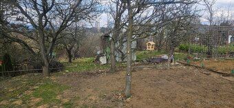 Predám záhradnú chatku s pozemkom vo výmere 300 m2 nachádzaj