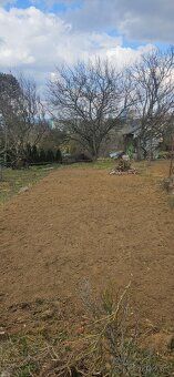 Predám záhradnú chatku s pozemkom vo výmere 300 m2 nachádzaj