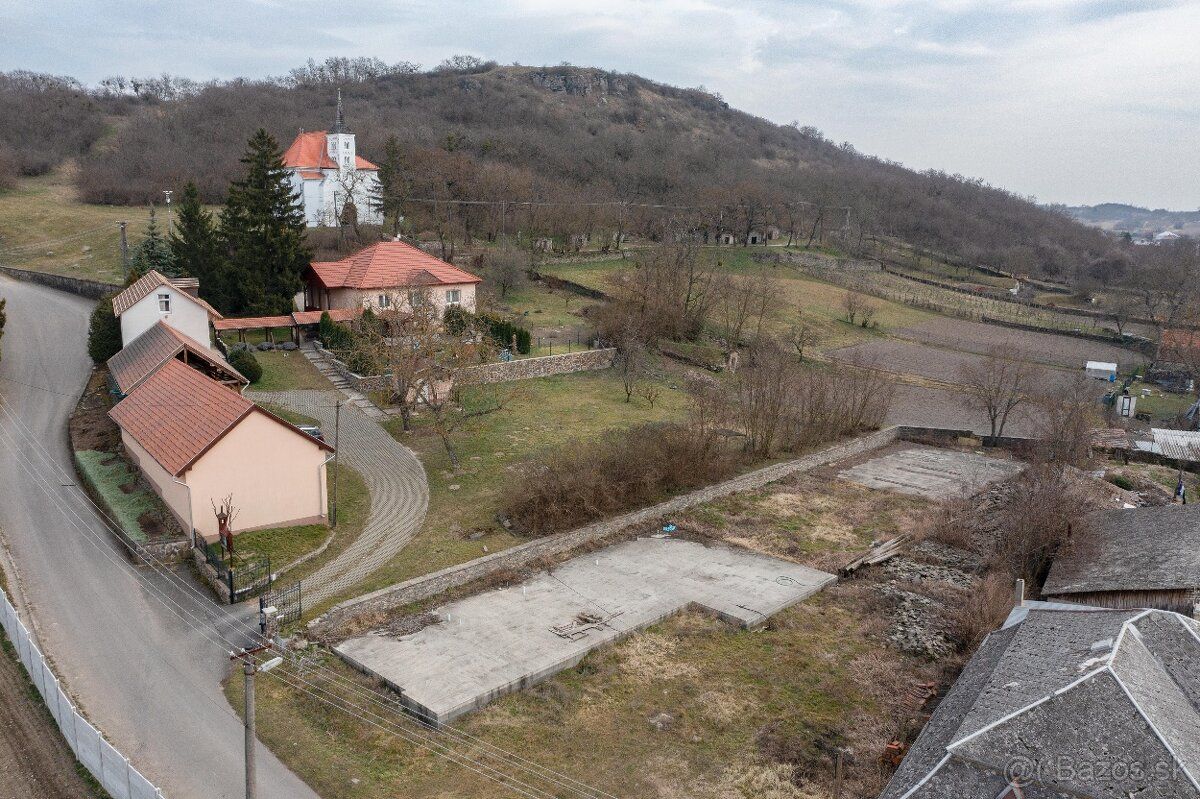 Exkluzívne Vám ponúkame na predaj stavebný pozemok o výmere 