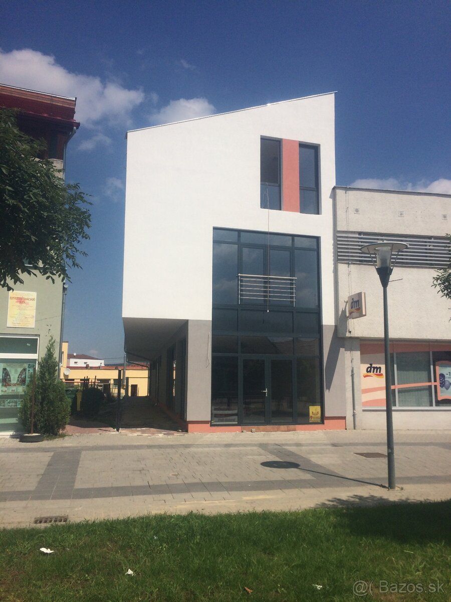 Dám do prenajmu obchodné priestory v Štúrove cca 75 m2 budov