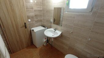 Dám do prenájmu veľky,1-izbový byt, garsónka o výmere 34m2. 