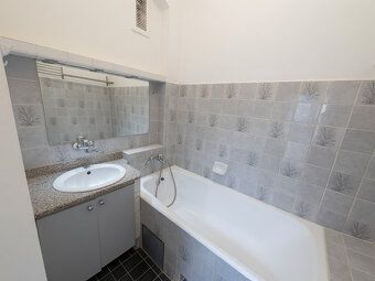 Ponúkame na predaj svetlý a prakticky riešený 2-izbový byt s