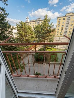 Ponúkame na predaj svetlý a prakticky riešený 2-izbový byt s