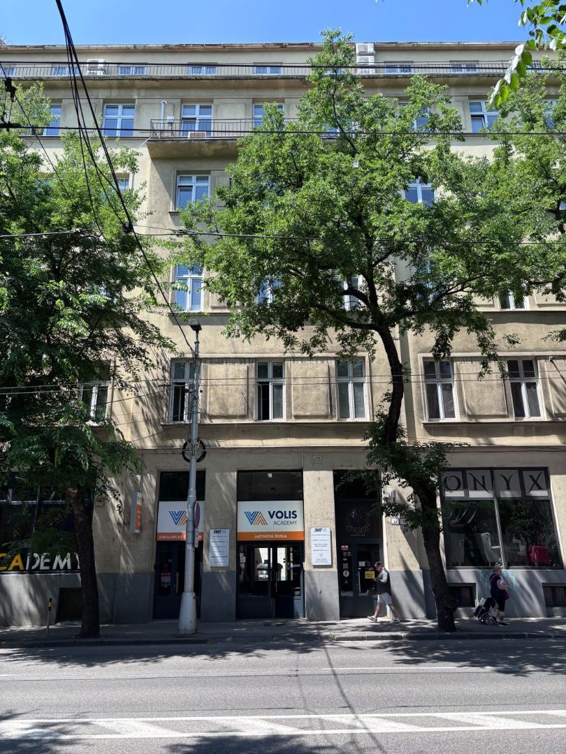 Ponúkame Vám na dlhodobý prenájom priestranný kancelársky ce