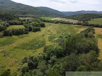 Očarujúca panoráma na okolitú prírodu, lúky, lesy. Excelentn